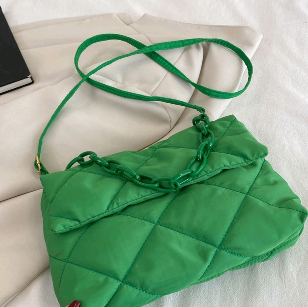 Green Quilted Pattern Chain Decor Flap Square Bag with Zipper & Magnetic Closure - Picture 4 of 7